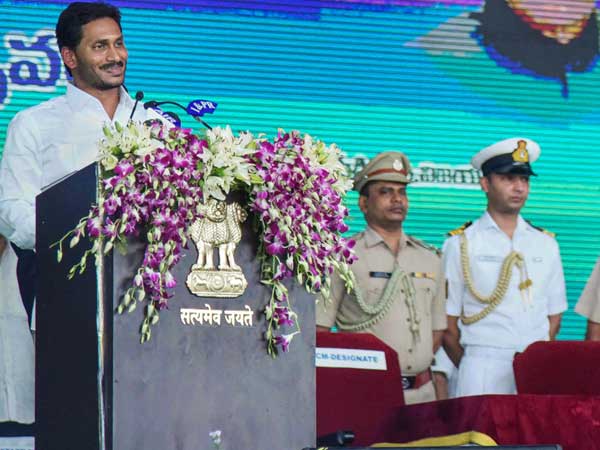 Jagan Reddy hosts lunch to KCR, Stalin; gives PMs ceremony a miss Jagan Reddy hosts lunch to KCR, Stalin; gives PMs ceremony a miss