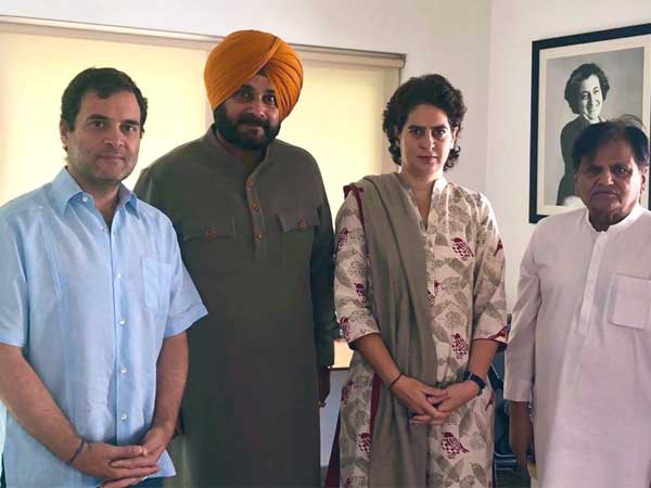 Days after ministry snub Navjot Singh Sidhu meets Rahul Gandhi, apprises him of situation Days after ministry snub Navjot Singh Sidhu meets Rahul Gandhi, apprises him of situation