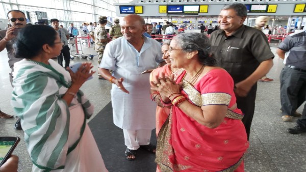 Mamata Banerjee bump into PM Modis wife at Kolkata airport, gifts her sari Mamata Banerjee bump into PM Modis wife at Kolkata airport, gifts her sari