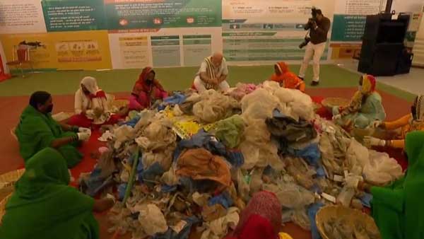 Prime Minister Modi sat with the women who pick plastic from garbage and helped them out