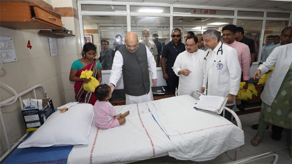 Amit Shah while distributing food and fruits to the AIIMS patients