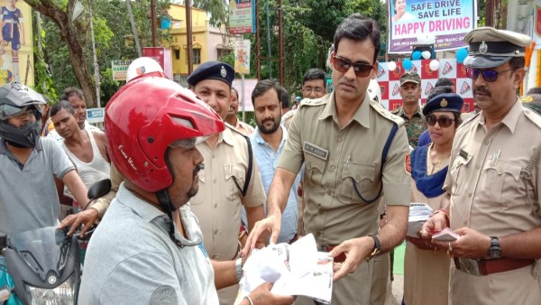WB traffic police gives away rewards for obeying traffic norms WB traffic police gives away rewards for obeying traffic norms