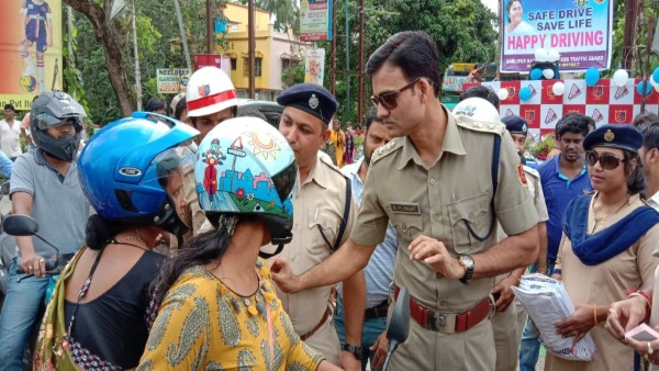 WB traffic police gifts t-shirt and gift vouchers to the riders/drivers WB traffic police gifts t-shirt and gift vouchers to the riders/drivers