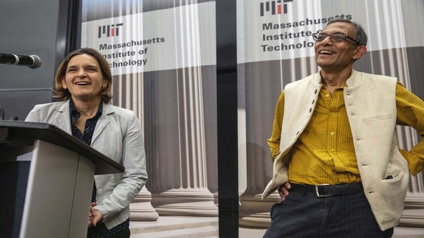 Esther Duflo and Abhijit Banerjee at a news conference at MIT