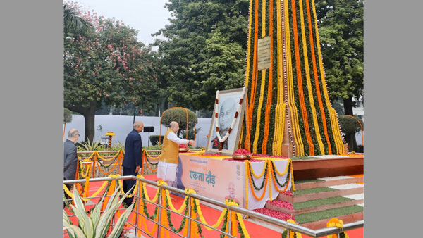 Politicos pay tribute to Sardar Vallabhbhai Patel