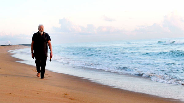 PM Modi picking up litter Tat the beach