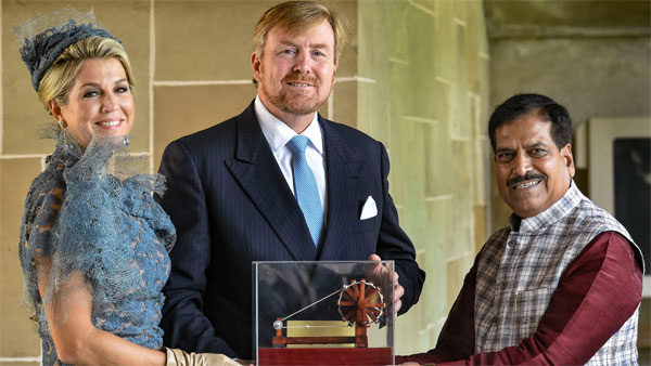 Dutch King and Queen recieve a memento