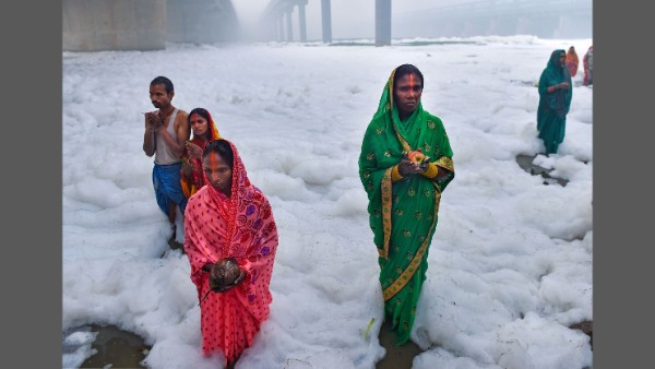 Women brave hazardous pollution to offer prayer