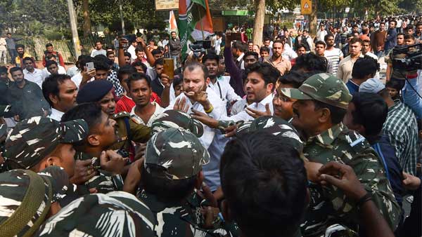 Congress takes the fight to streets