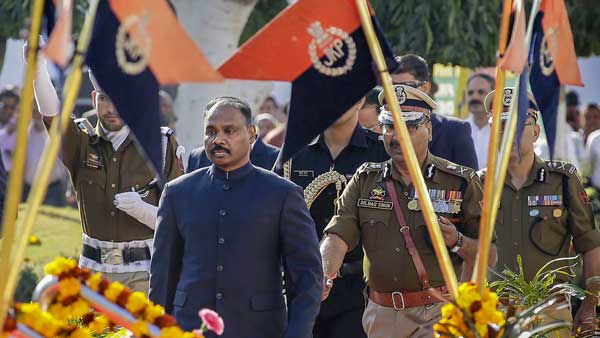 G C Murmu inspected the ‘guard of honour' following the 'Darbar Move' G C Murmu inspected the ‘guard of honour' following the 'Darbar Move'