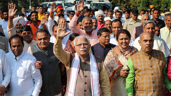 Haryana Chief Minister Manohar Lal Khattar along with BJP MLAs Haryana Chief Minister Manohar Lal Khattar along with BJP MLAs