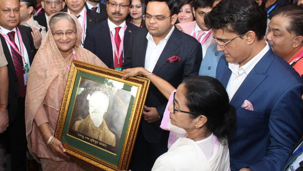 Mamata Bannerjee gifts Bangladesh CM potrait of Mujibur Rahman: