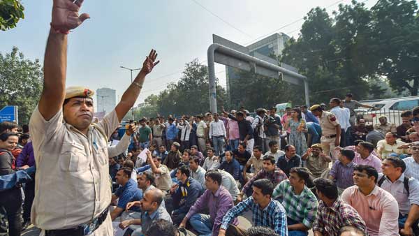 IPS officers condemn assault by lawyers on Twitter: