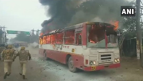 Anti-CAA stir turn violent in UP, Protesters torch govt bus on fire, another damaged in Sambhal Anti-CAA stir turn violent in UP, Protesters torch govt bus on fire, another damaged in Sambhal