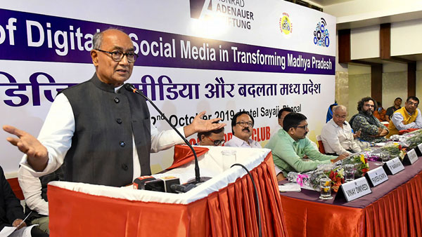 Leaders Not Those Who Lead Masses In Arson: Digvijay's dig at Rawat