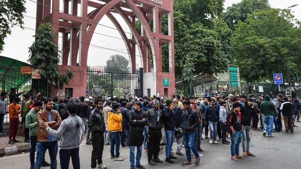 Jamia protests: Anti-CAA protests outside varsity enters 3rd day Jamia protests: Anti-CAA protests outside varsity enters 3rd day