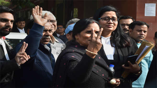 Nirbhaya’s parents flashes the victory sign