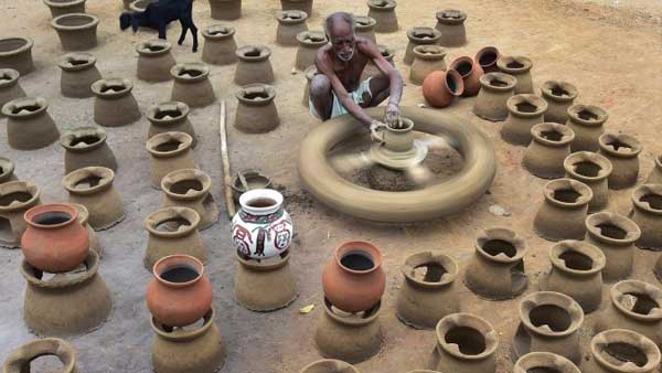 Potter engaged in making pots ahead of the Harvest festival 'Pongal' : Potter engaged in making pots ahead of the Harvest festival 'Pongal' :