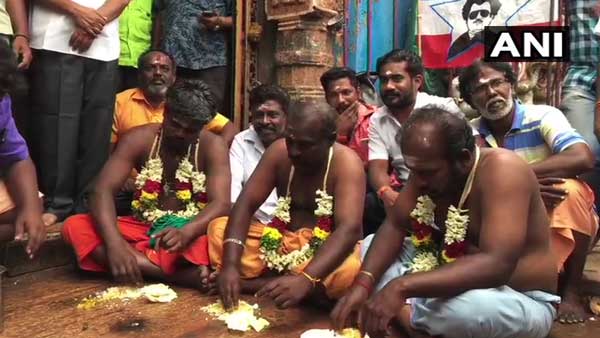 Rajinikanth's fans eat mann soru for Darbar's smooth release