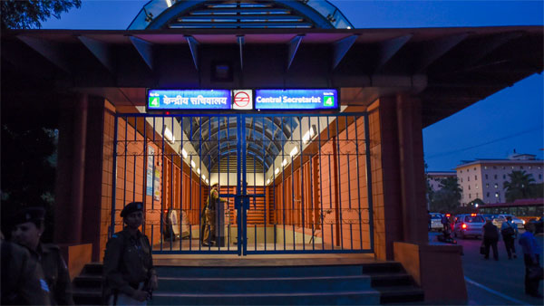 Violent clashes lead to closure of five stations of Delhi Metro Violent clashes lead to closure of five stations of Delhi Metro