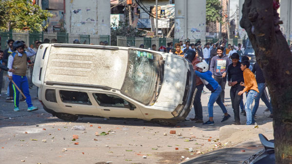 Police complaint against Mumbai journalist Rana Ayyub for posting Delhi violence video clip Police complaint against Mumbai journalist Rana Ayyub for posting Delhi violence video clip