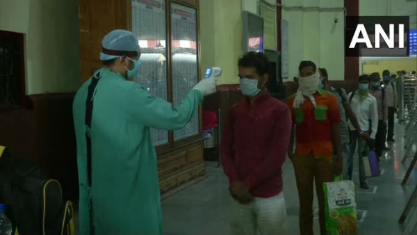 COVID-19 lockdown: Over 800 UP migrant labourers reach Lucknow in a special train from Nashik COVID-19 lockdown: Over 800 UP migrant labourers reach Lucknow in a special train from Nashik