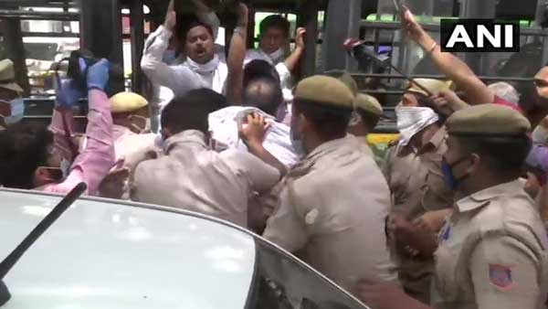 Congress leaders detained for staging a protest in Delhi