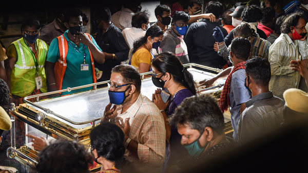 Mourners from all walks of life flock SPB’s home to pay homage Mourners from all walks of life flock SPB’s home to pay homage