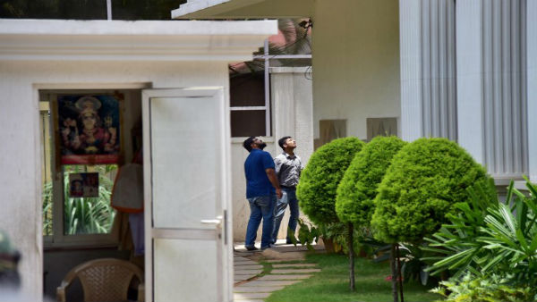 CBI recovers Rs 50 lakh in cash during raids at multiple premises of Congress leader DK Sivakumar CBI recovers Rs 50 lakh in cash during raids at multiple premises of Congress leader DK Sivakumar