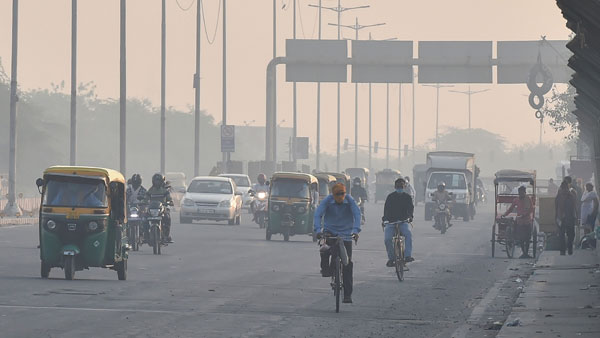 Delhi witnesses severe air pollution, AQI at 452 Delhi witnesses severe air pollution, AQI at 452