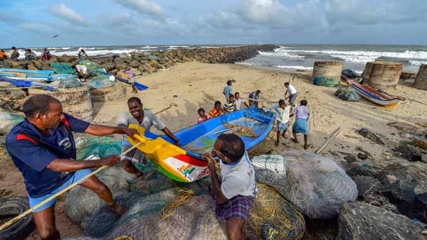 Mumbai gears up for Cyclone Tauktae Mumbai gears up for Cyclone Tauktae