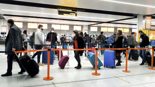 US to requires UK passengers to get negative test US to requires UK passengers to get negative test