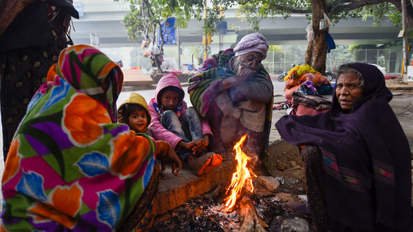Dense to very dense fog engulfs Delhi; Cold wave prevails national capital Dense to very dense fog engulfs Delhi; Cold wave prevails national capital