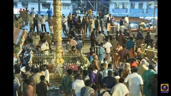 Makaravilakku: Lakhs of Ayyappa devotees witness Makarajyothi in Sabarimala adhering to COVID protocol Makaravilakku: Lakhs of Ayyappa devotees witness Makarajyothi in Sabarimala adhering to COVID protocol