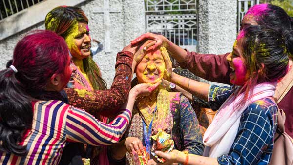 Holi 2021: People flout social distancing norm in Mumbai suburb Holi 2021: People flout social distancing norm in Mumbai suburb