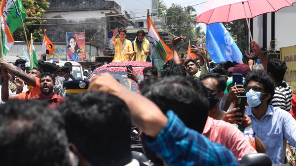 Kerala: Priyanka Gandhi Vadra takes out road show Kerala: Priyanka Gandhi Vadra takes out road show