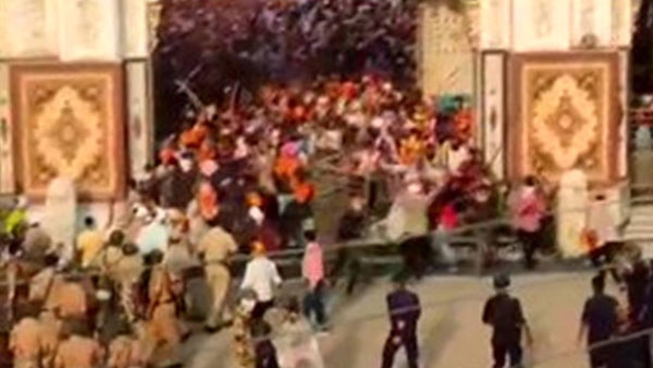 Sikhs wielding swords attack cops in Maharashtra: 4 injured Sikhs wielding swords attack cops in Maharashtra: 4 injured