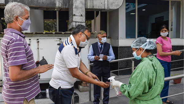 Maharashtra shuts vaccine centres due to shortage, jabs to last only 3 days Maharashtra shuts vaccine centres due to shortage, jabs to last only 3 days