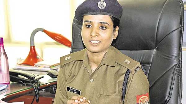 Cop in UP sent to Police Lines for not wearing mask Cop in UP sent to Police Lines for not wearing mask