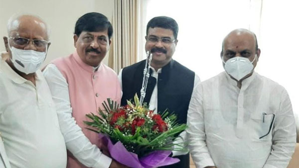 Before the oath-taking, Basavaraj Bommai met BJPs central observer Dharmendra Pradhan and former chief minister BS Yediyurappa in Bengaluru.