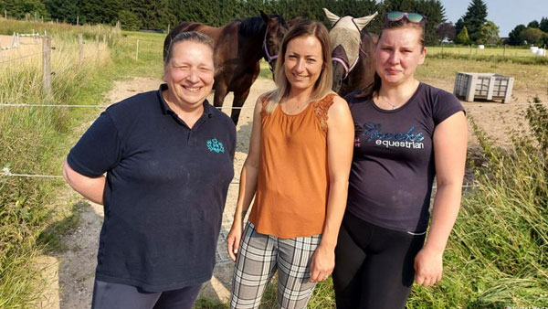 Rescuers bring animals to safety after Germanys floods