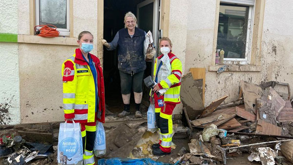 Rescuers bring animals to safety after Germanys floods
