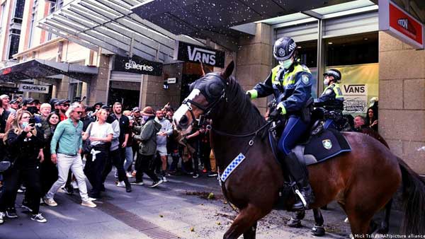 COVID: Sydney anti-lockdown rally turns violent