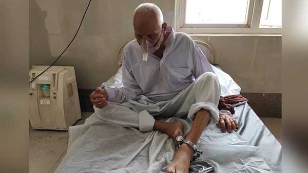 Fake: The old man in this image with his feet chained is not Stan Swamy