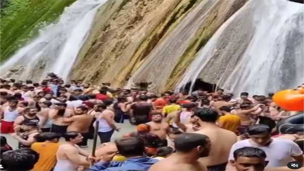 Viral video: Hundreds of maskless tourists throng Kempty Falls in Mussoorie Viral video: Hundreds of maskless tourists throng Kempty Falls in Mussoorie