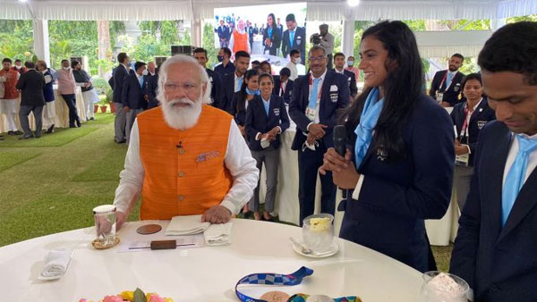 PM Modi fulfills his promise of Ice cream with PV Sindhu