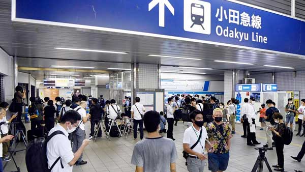 Man wielding knife injures 10 on Tokyo train