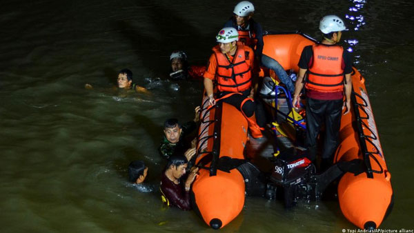 11 kids drown in Indonesian river cleanup 11 kids drown in Indonesian river cleanup