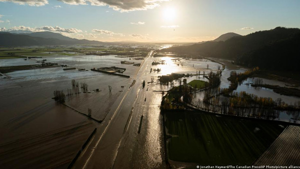 Flooding triggers landslides in US and Canada