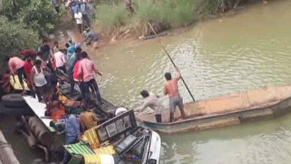 9 killed as APSRTC bus carrying 50 passengers falls into stream in Andhras West Godavari district 9 killed as APSRTC bus carrying 50 passengers falls into stream in Andhras West Godavari district